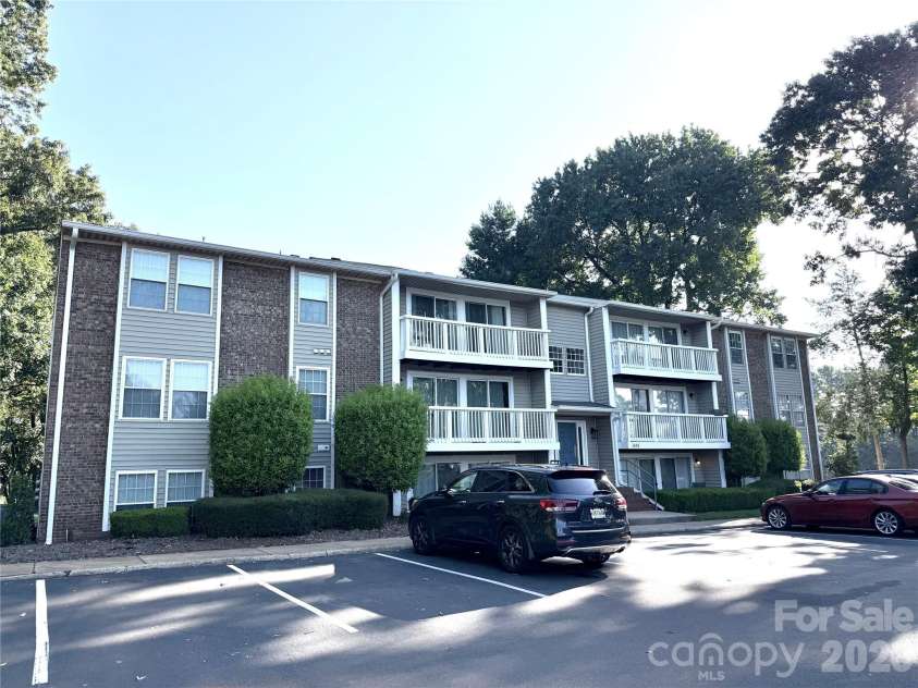1645 Arlyn Circle, Charlotte, NC 28213.  MLS# CAR4404772, YatesRealty ID 44948. Front-parking lot