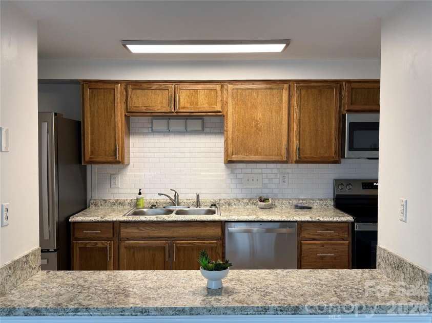 1645 Arlyn Circle, Charlotte, NC 28213.  MLS# CAR4404772, YatesRealty ID 44948. Kitchen bar