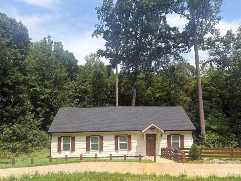 6524 Mintbrook Drive, Mint Hill, NC 28227.  MLS# CAR4415376, YatesRealty ID 44958. 