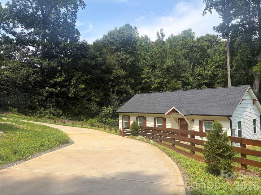 6524 Mintbrook Drive, Mint Hill, NC 28227.  MLS# CAR4415376, YatesRealty ID 44958. 