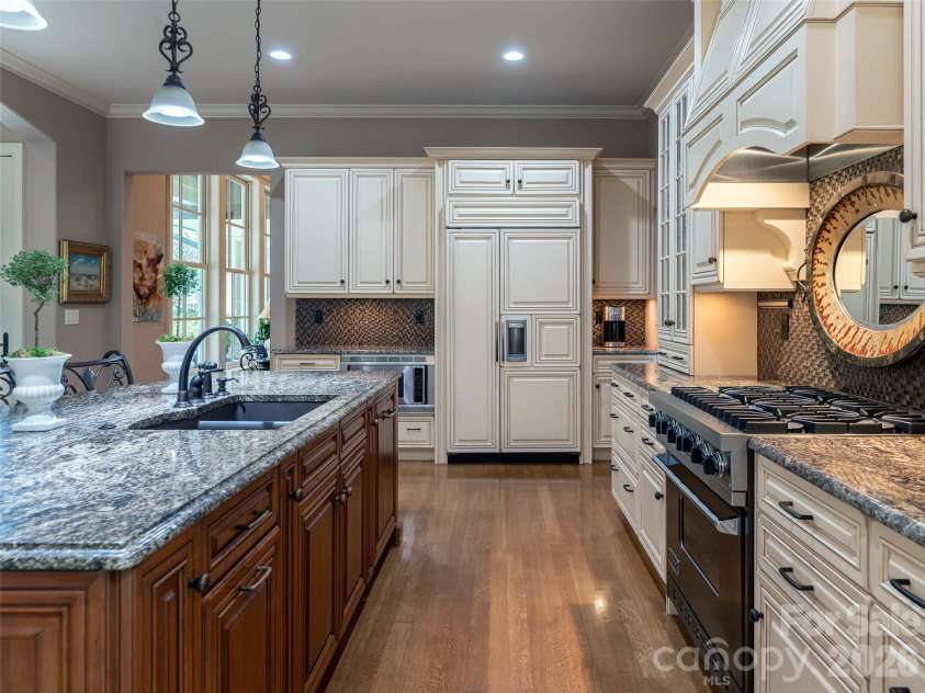 39 Beadle Lane, Asheville, NC 28803.  MLS# CAR4415544, YatesRealty ID 44959. 