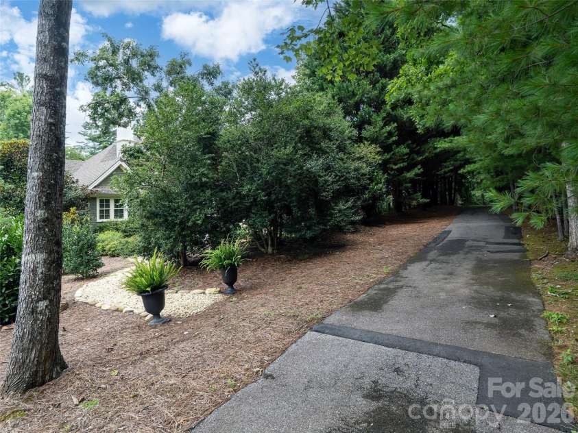 39 Beadle Lane, Asheville, NC 28803.  MLS# CAR4415544, YatesRealty ID 44959. 