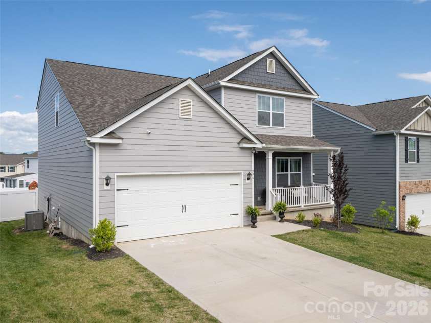 596 Country Oak Drive, Asheville, NC 28804.  MLS# CAR4415536, YatesRealty ID 44963. 