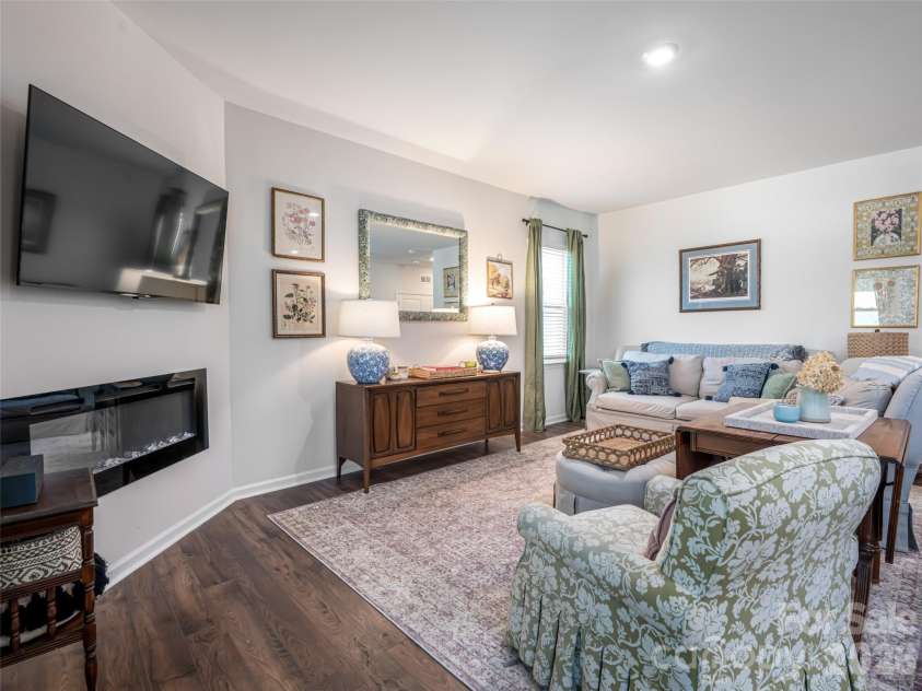 596 Country Oak Drive, Asheville, NC 28804.  MLS# CAR4415536, YatesRealty ID 44963. 