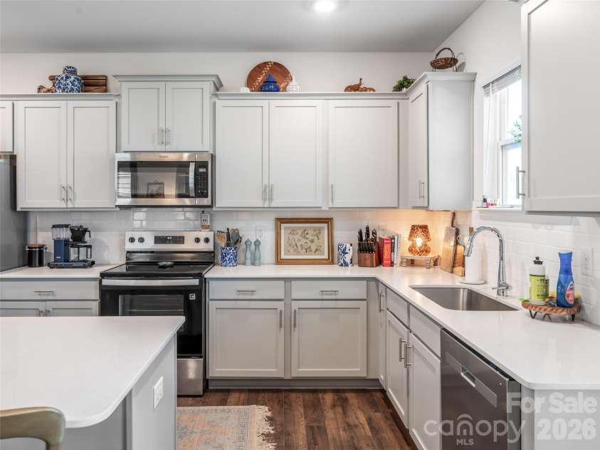 596 Country Oak Drive, Asheville, NC 28804.  MLS# CAR4415536, YatesRealty ID 44963. 
