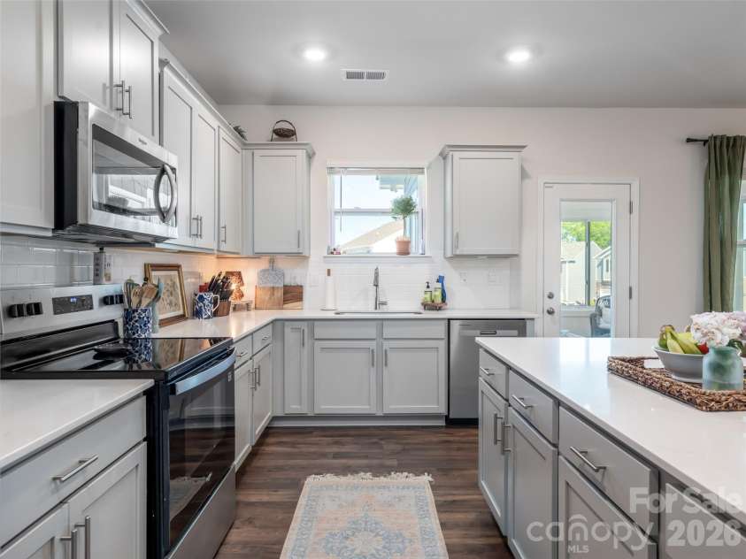 596 Country Oak Drive, Asheville, NC 28804.  MLS# CAR4415536, YatesRealty ID 44963. 