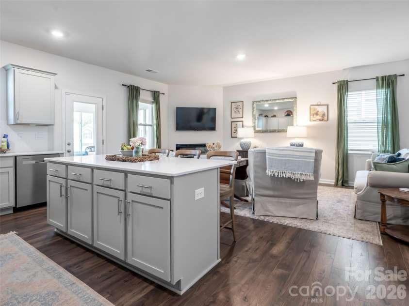 596 Country Oak Drive, Asheville, NC 28804.  MLS# CAR4415536, YatesRealty ID 44963. 