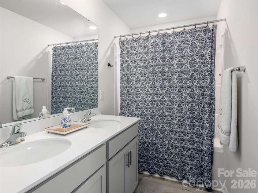 596 Country Oak Drive, Asheville, NC 28804.  MLS# CAR4415536, YatesRealty ID 44963. 