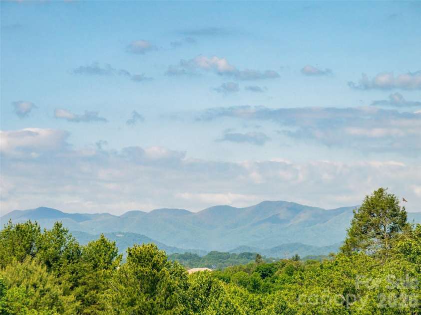 596 Country Oak Drive, Asheville, NC 28804.  MLS# CAR4415536, YatesRealty ID 44963. 