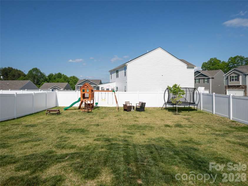 596 Country Oak Drive, Asheville, NC 28804.  MLS# CAR4415536, YatesRealty ID 44963. 