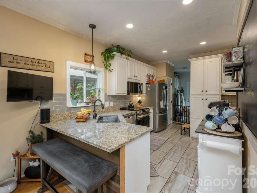 8 Blaines Way, Candler, NC 28715.  MLS# CAR4406500, YatesRealty ID 44964. Breakfast bar