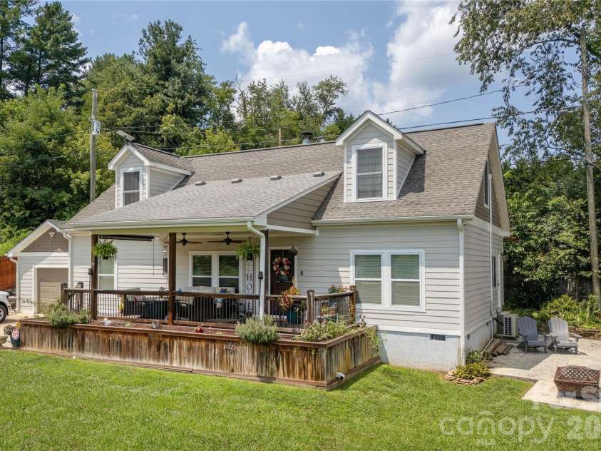 8 Blaines Way, Candler, NC 28715.  MLS# CAR4406500, YatesRealty ID 44964. Flat front yard