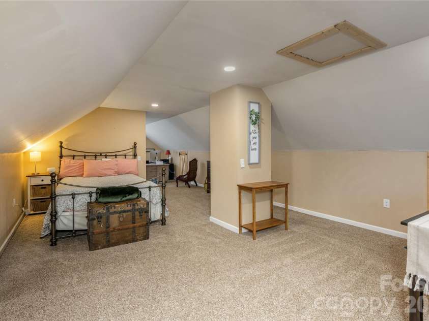 8 Blaines Way, Candler, NC 28715.  MLS# CAR4406500, YatesRealty ID 44964. Flex space