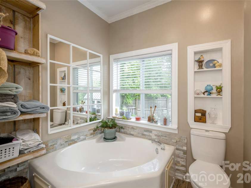 8 Blaines Way, Candler, NC 28715.  MLS# CAR4406500, YatesRealty ID 44964. Garden tub