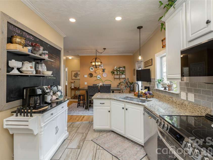 8 Blaines Way, Candler, NC 28715.  MLS# CAR4406500, YatesRealty ID 44964. Just the right size