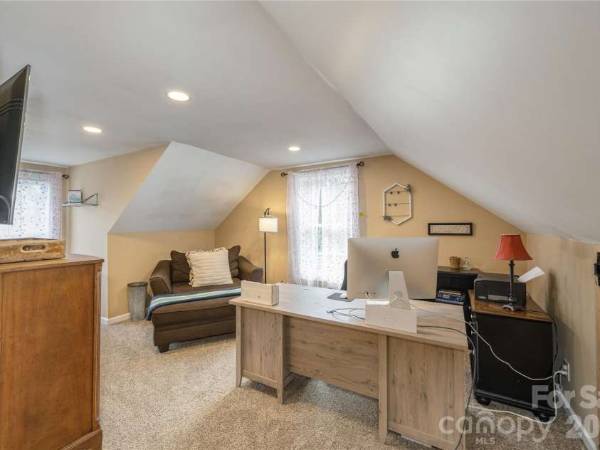 8 Blaines Way, Candler, NC 28715.  MLS# CAR4406500, YatesRealty ID 44964. Room for an office