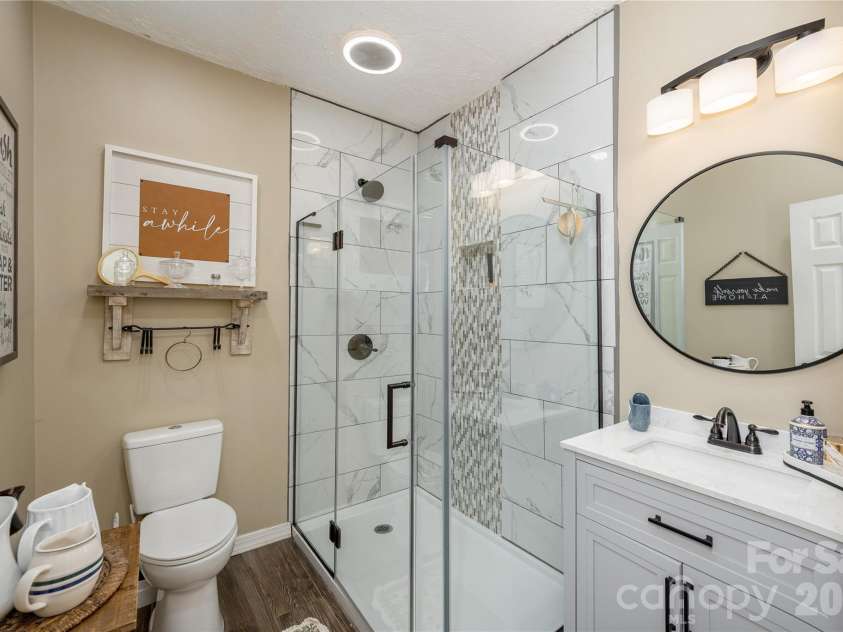 8 Blaines Way, Candler, NC 28715.  MLS# CAR4406500, YatesRealty ID 44964. Shared hallway bathroom