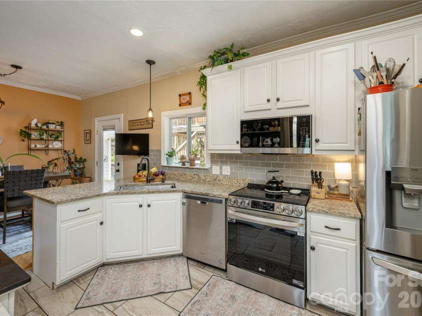 8 Blaines Way, Candler, NC 28715.  MLS# CAR4406500, YatesRealty ID 44964. Stainless appliances