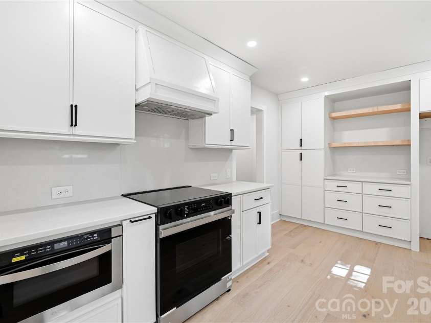 6900 Norchester Court, Charlotte, NC 28227.  MLS# CAR4411149, YatesRealty ID 44965. Kitchen