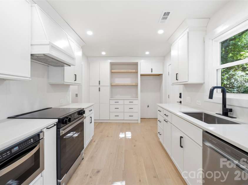 6900 Norchester Court, Charlotte, NC 28227.  MLS# CAR4411149, YatesRealty ID 44965. Kitchen