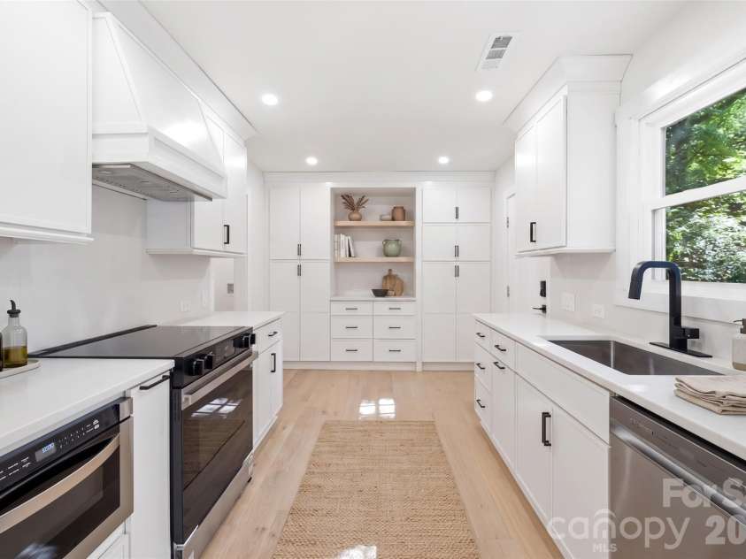 6900 Norchester Court, Charlotte, NC 28227.  MLS# CAR4411149, YatesRealty ID 44965. Virtual Staging - Kitchen