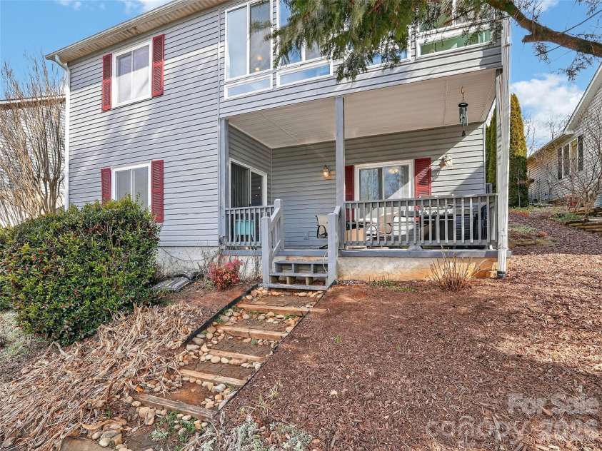 17 Driver Court, Hendersonville, NC 28739.  MLS# CAR4346036, YatesRealty ID 4497. 