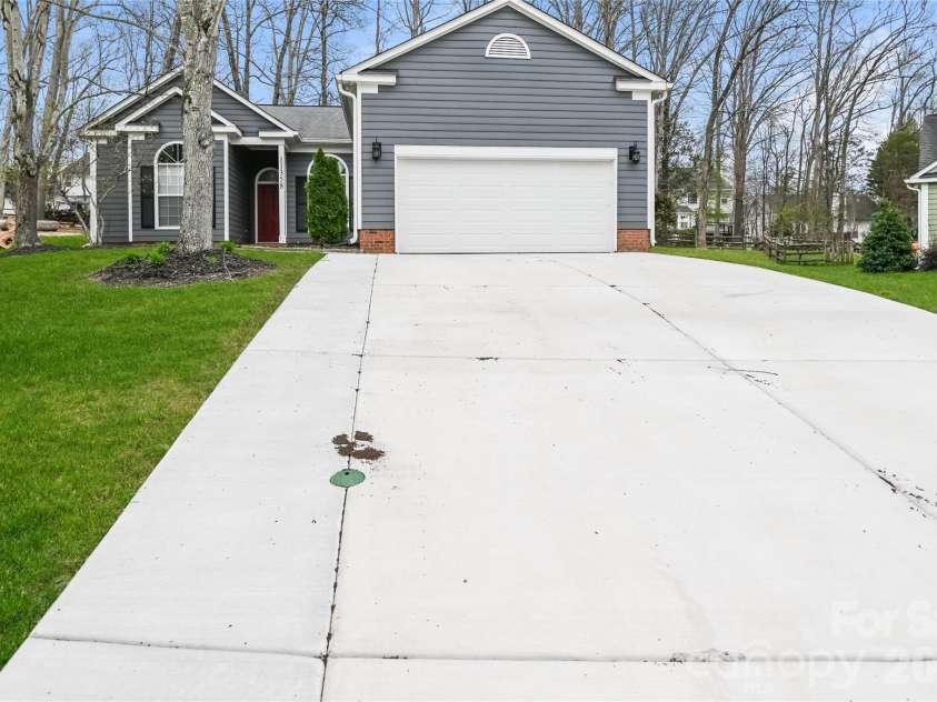 11358 Clayford Ridge, Charlotte, NC 28215.  MLS# CAR4415407, YatesRealty ID 44974. 