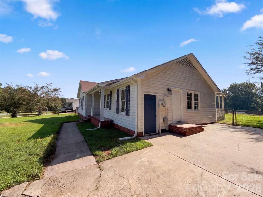 4202 Wrentree Drive, Dallas, NC 28034.  MLS# CAR4415605, YatesRealty ID 44980. 