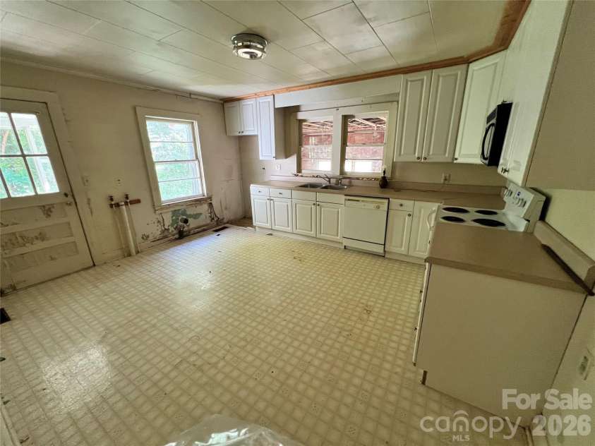 215 Factory Street, Biscoe, NC 27209.  MLS# CAR4415538, YatesRealty ID 44981. Kitchen
