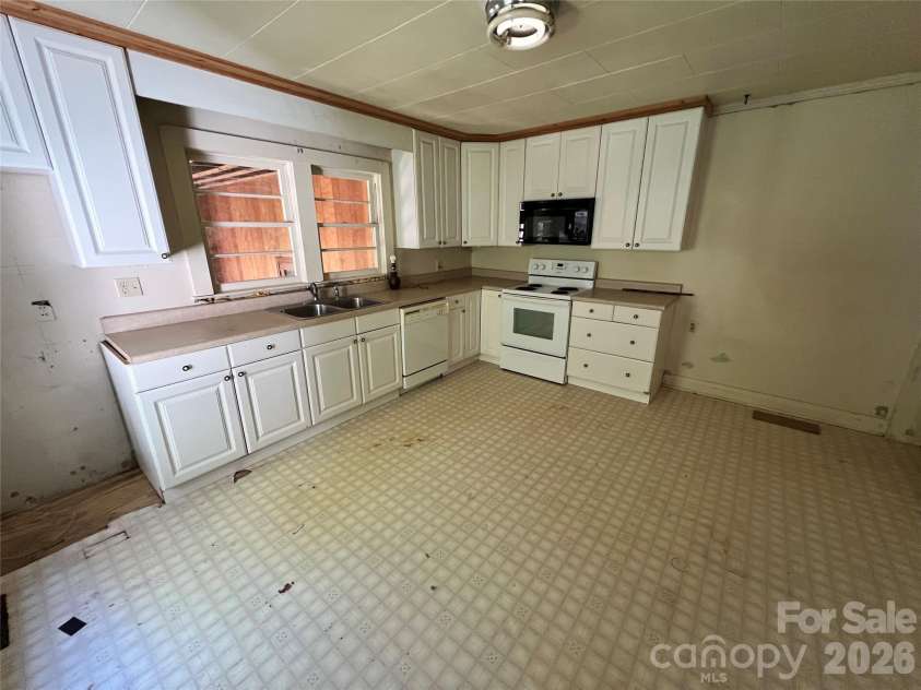 215 Factory Street, Biscoe, NC 27209.  MLS# CAR4415538, YatesRealty ID 44981. Kitchen