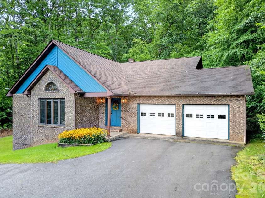 108 Shenandoah Drive, Burnsville, NC 28714.  MLS# CAR4415597, YatesRealty ID 44982. 