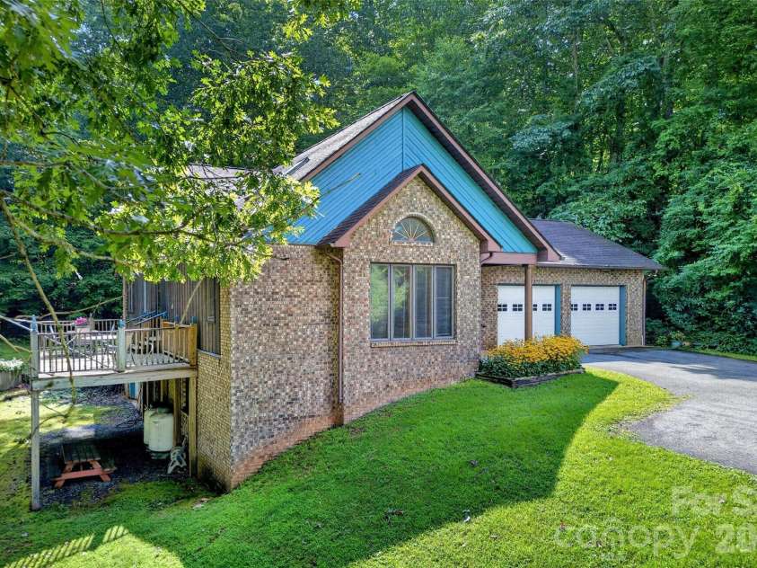 108 Shenandoah Drive, Burnsville, NC 28714.  MLS# CAR4415597, YatesRealty ID 44982. 