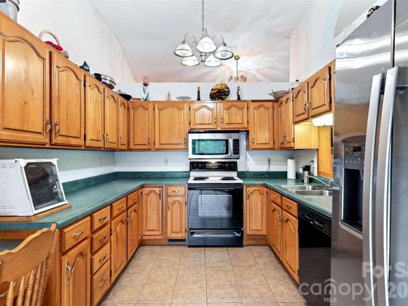 108 Shenandoah Drive, Burnsville, NC 28714.  MLS# CAR4415597, YatesRealty ID 44982. 