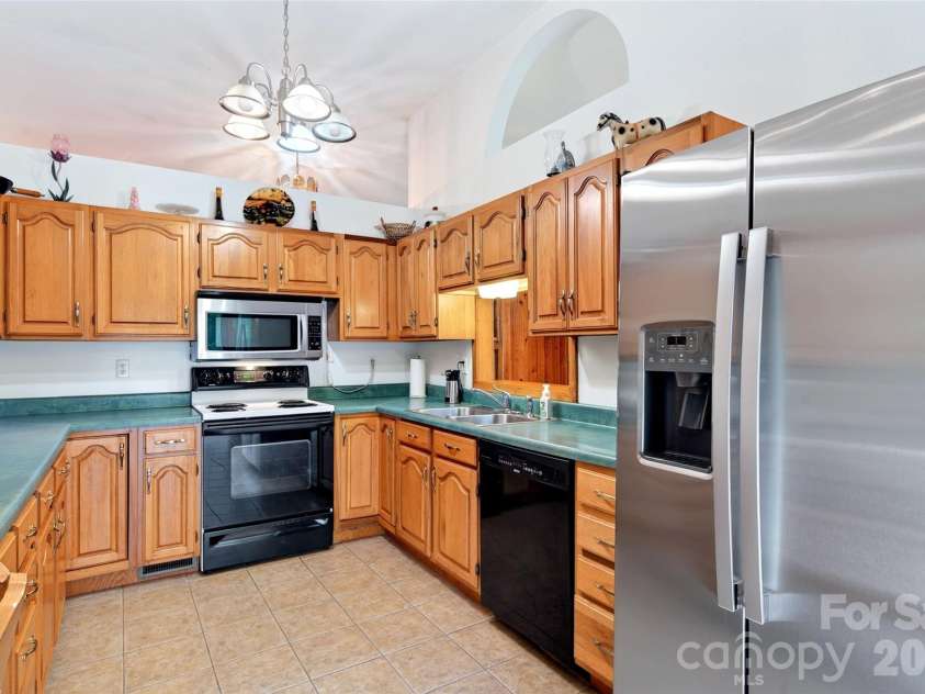 108 Shenandoah Drive, Burnsville, NC 28714.  MLS# CAR4415597, YatesRealty ID 44982. 