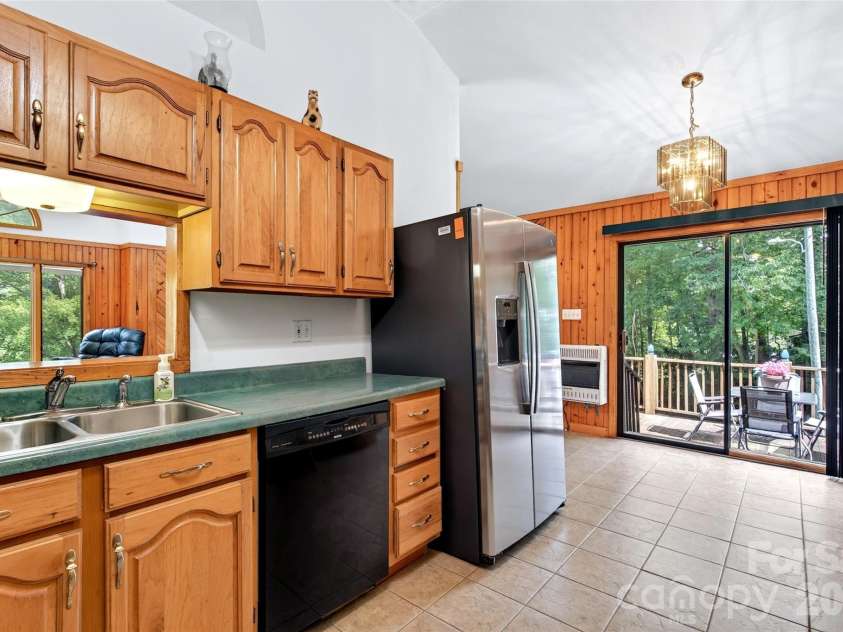 108 Shenandoah Drive, Burnsville, NC 28714.  MLS# CAR4415597, YatesRealty ID 44982. 