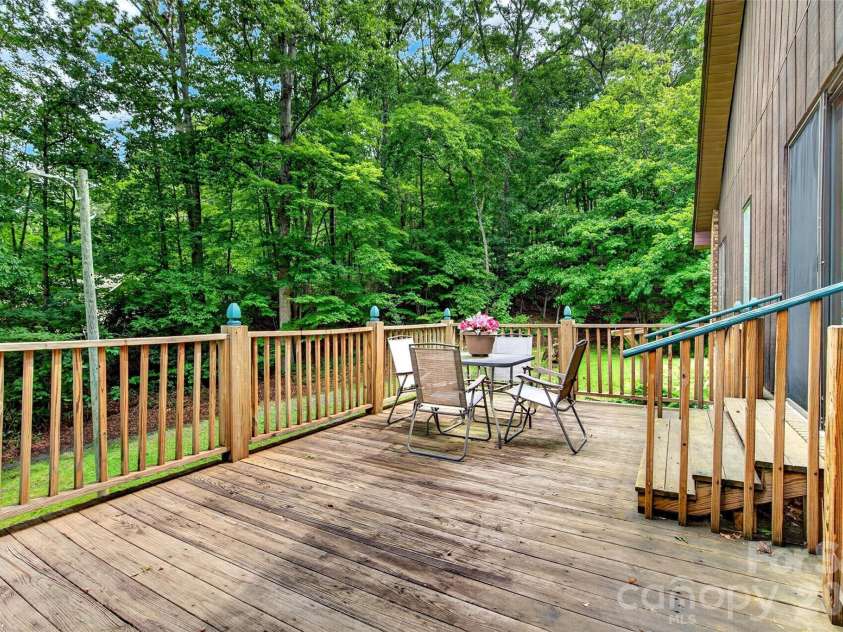 108 Shenandoah Drive, Burnsville, NC 28714.  MLS# CAR4415597, YatesRealty ID 44982. 