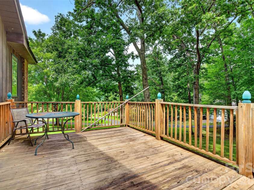 108 Shenandoah Drive, Burnsville, NC 28714.  MLS# CAR4415597, YatesRealty ID 44982. 