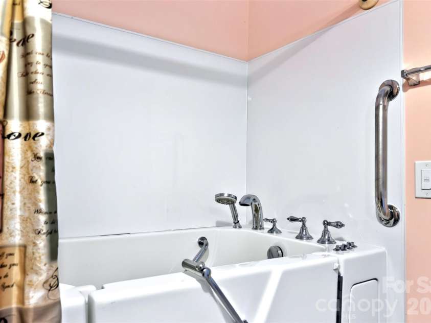 108 Shenandoah Drive, Burnsville, NC 28714.  MLS# CAR4415597, YatesRealty ID 44982. 