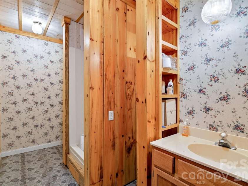 108 Shenandoah Drive, Burnsville, NC 28714.  MLS# CAR4415597, YatesRealty ID 44982. 
