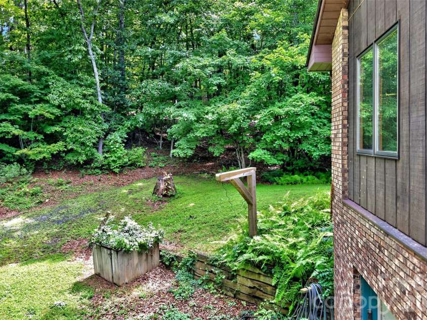 108 Shenandoah Drive, Burnsville, NC 28714.  MLS# CAR4415597, YatesRealty ID 44982. 