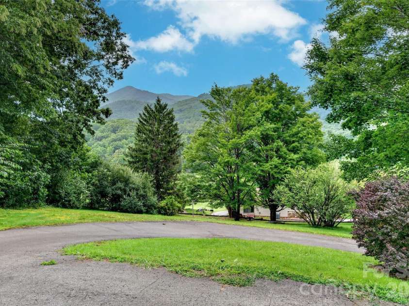 108 Shenandoah Drive, Burnsville, NC 28714.  MLS# CAR4415597, YatesRealty ID 44982. 
