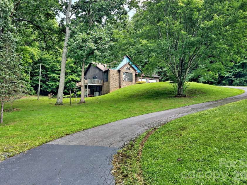 108 Shenandoah Drive, Burnsville, NC 28714.  MLS# CAR4415597, YatesRealty ID 44982. 