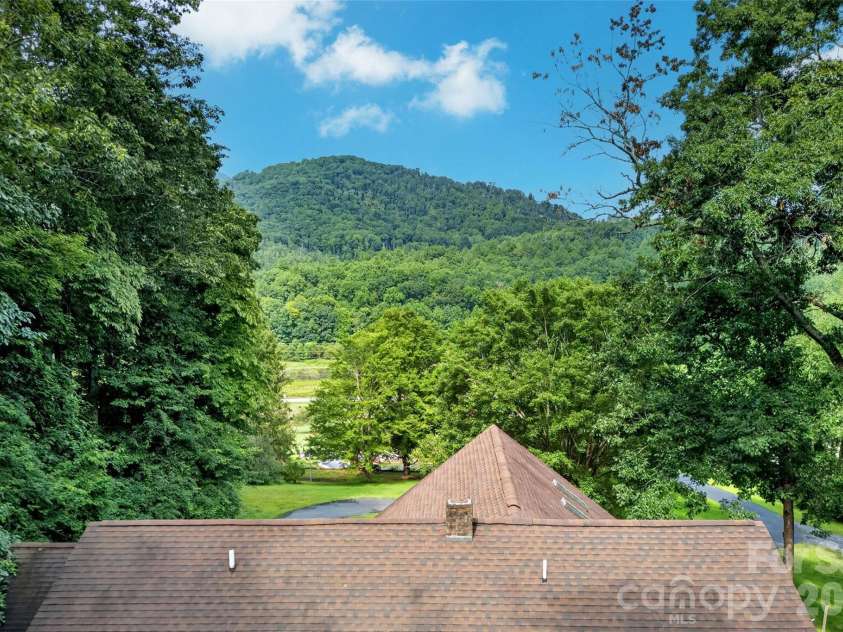 108 Shenandoah Drive, Burnsville, NC 28714.  MLS# CAR4415597, YatesRealty ID 44982. 