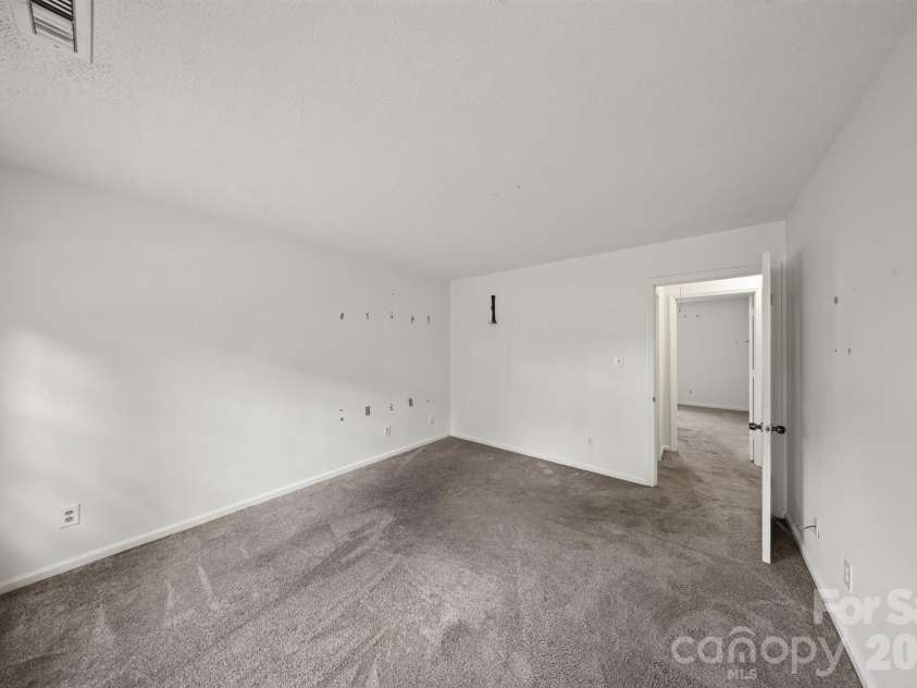 6835 Farmingdale Drive, Charlotte, NC 28212.  MLS# CAR4412722, YatesRealty ID 44983. 