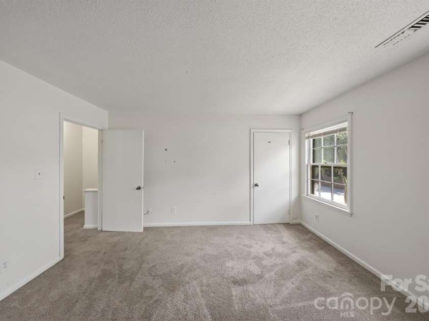 6835 Farmingdale Drive, Charlotte, NC 28212.  MLS# CAR4412722, YatesRealty ID 44983. Second bedroom with a functional layout, neutral finishes, ample vanity space, and durable flooring for everyday comfort.