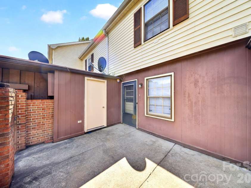 6835 Farmingdale Drive, Charlotte, NC 28212.  MLS# CAR4412722, YatesRealty ID 44983. Staged