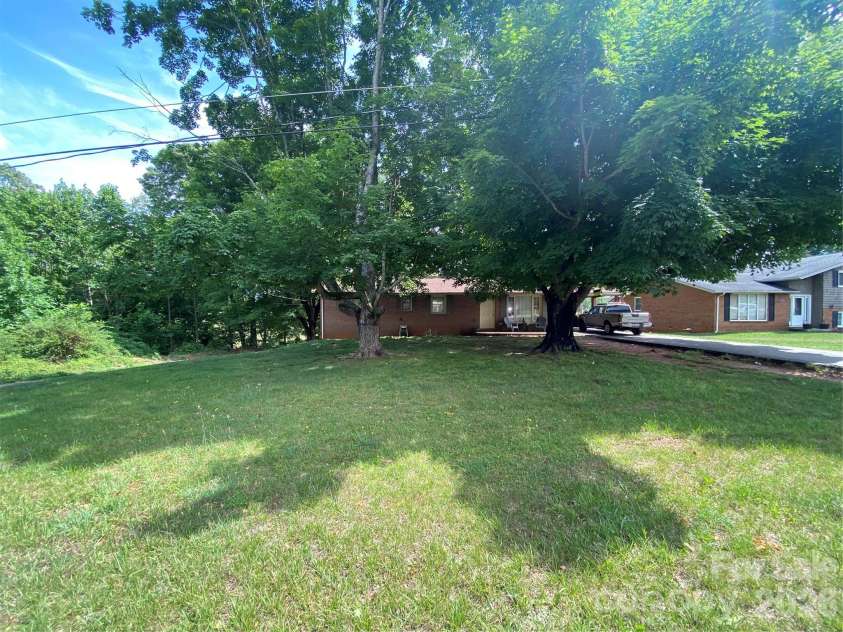 2071 Colonial Lane, Hickory, NC 28601.  MLS# CAR4385886, YatesRealty ID 44984. 