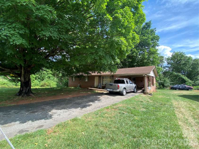 2071 Colonial Lane, Hickory, NC 28601.  MLS# CAR4385886, YatesRealty ID 44984. 