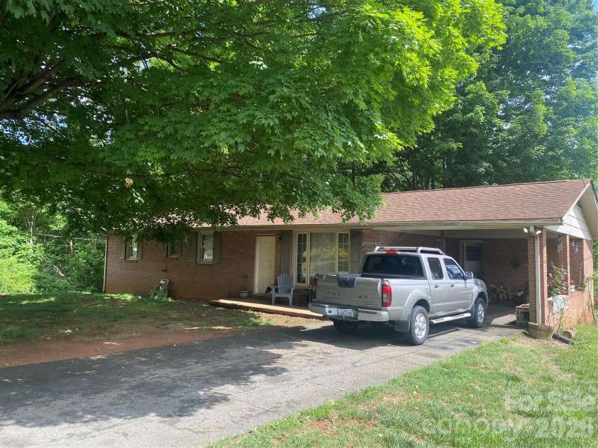 2071 Colonial Lane, Hickory, NC 28601.  MLS# CAR4385886, YatesRealty ID 44984. 