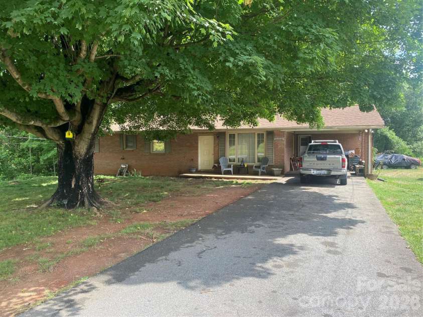 2071 Colonial Lane, Hickory, NC 28601.  MLS# CAR4385886, YatesRealty ID 44984. 